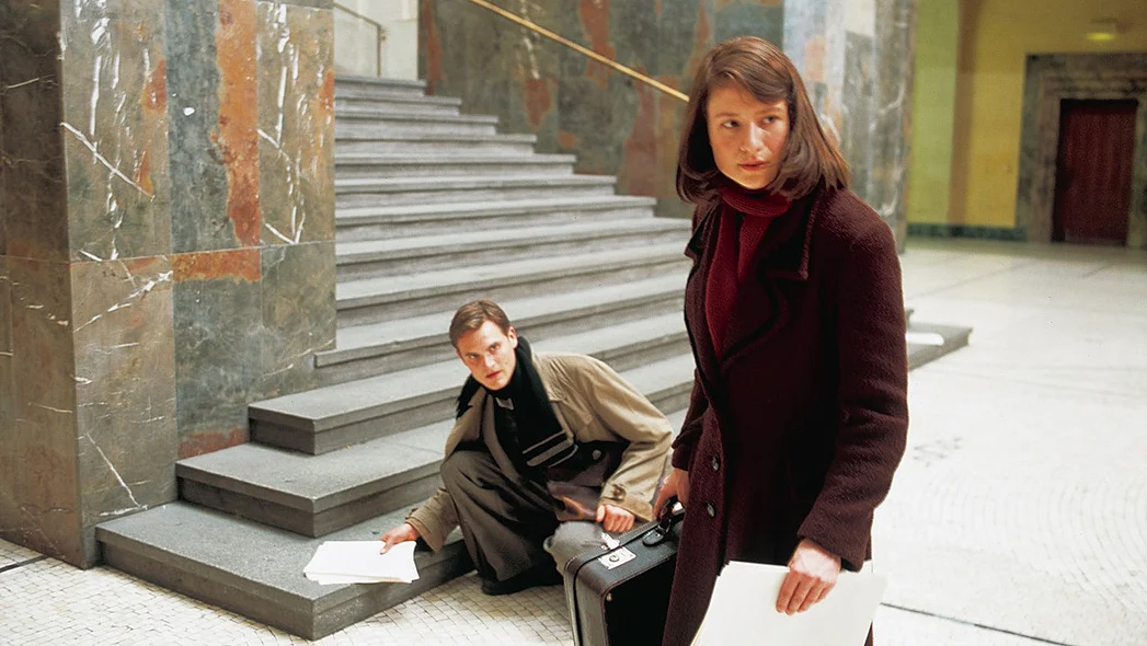 Sophie Scholl und ihr Bruder Hans mit Flugbl&auml;ttern in der Hand. 