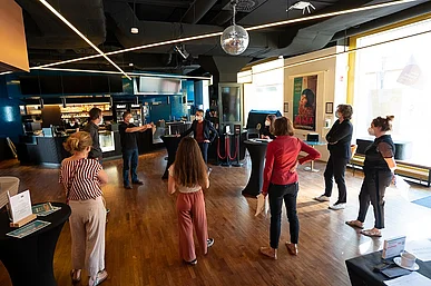 Das Kongressteam im Foyer des Kinos delphi lux