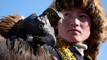 Szenenbild: Der Hauptdarsteller mit maskiertem Adler auf der Schultert