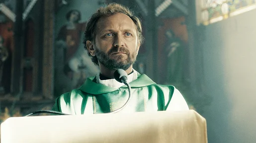 Szenenbild: Adam, der katholische Priester in der Kirche