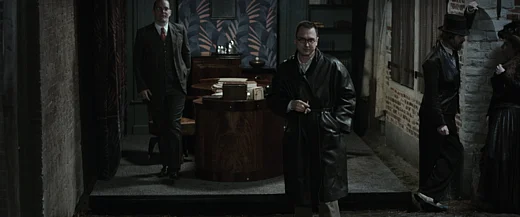 B&uuml;ro von Nebenzahl mit Brecht &ouml;ffnet sich in eine Londoner Gasse