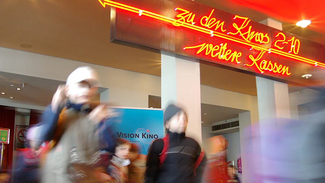 Sch&uuml;ler und Sch&uuml;lerinnen im Kinofoyer