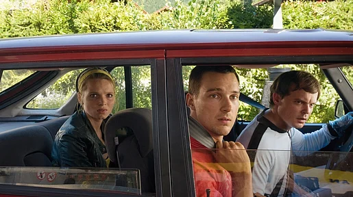 Vincent, Marie und Alex gucken entsetzt aus dem Auto.