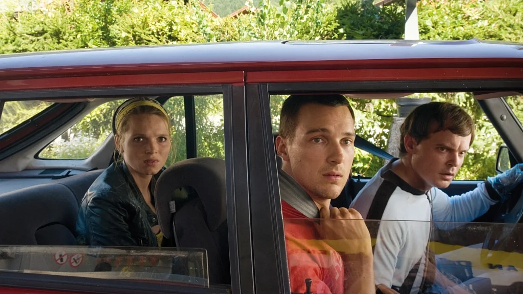 Vincent, Marie und Alex gucken entsetzt aus dem Auto.