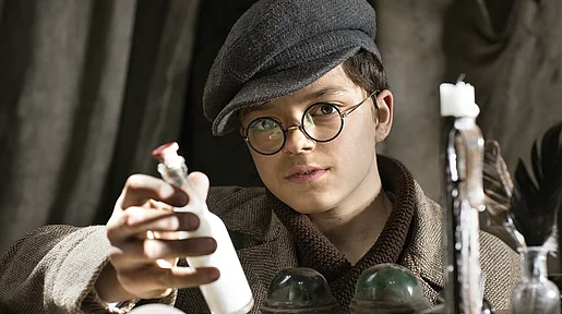 Szenenbild: Der 13-jährige Alexander an einem Tisch
