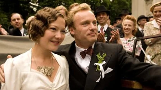 Szenenpaar: Ein Hochzeitspaar