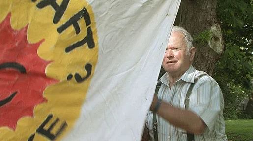Szenenbild: Mann mit Anti-Atom-Flagge