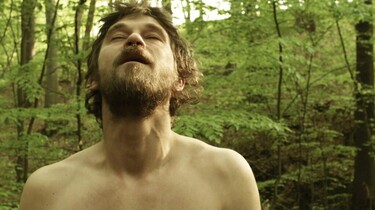 Szenenbild: ein nackter Mann im Wald