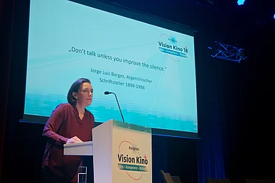 Sarah Duve, Gesch&auml;ftsf&uuml;hrerin der VISION KINO, am Rednerpult