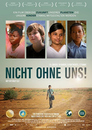 Im oberen Bereich des Filmplakats sind vier Kinder abgebildet. Im unteren Bereich sieht man einen Jungen, der eine Steppe entlang geht.