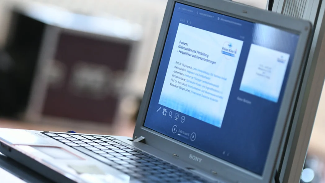 Der bildschirm eines aufgeklappten Laptops mit PPP Pr&auml;sentation