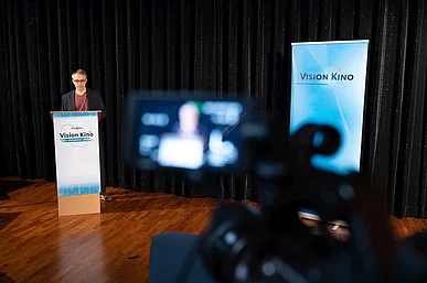 Leopold Gr&uuml;n steht hinter einem Rednerpult