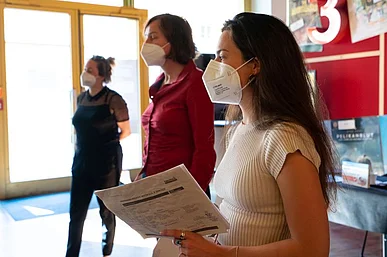 Teammitglieder im Foyer des Kinos delphi lux