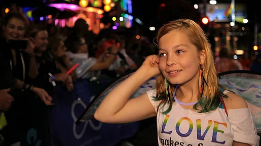 Szenenfoto: Ebony auf einer Gay-Pride Parade