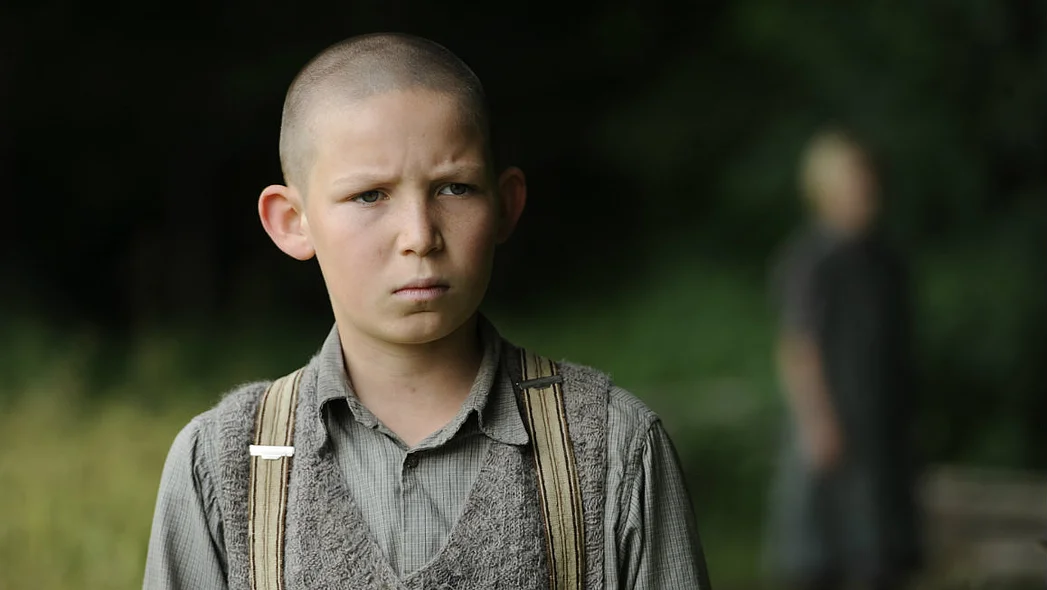 Szenenbild: Ivo Pietzcker als Ernst Lossa im Garten der Anstalt