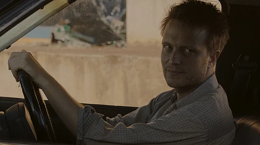 Szenenbild: Ein Mann beim Autofahren