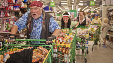 Szenenbild: Die Räuberfamilie im Supermarkt 