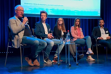 Gerd H&ouml;ckner und Sch&uuml;ler*innen aus Lingen auf der B&uuml;hne