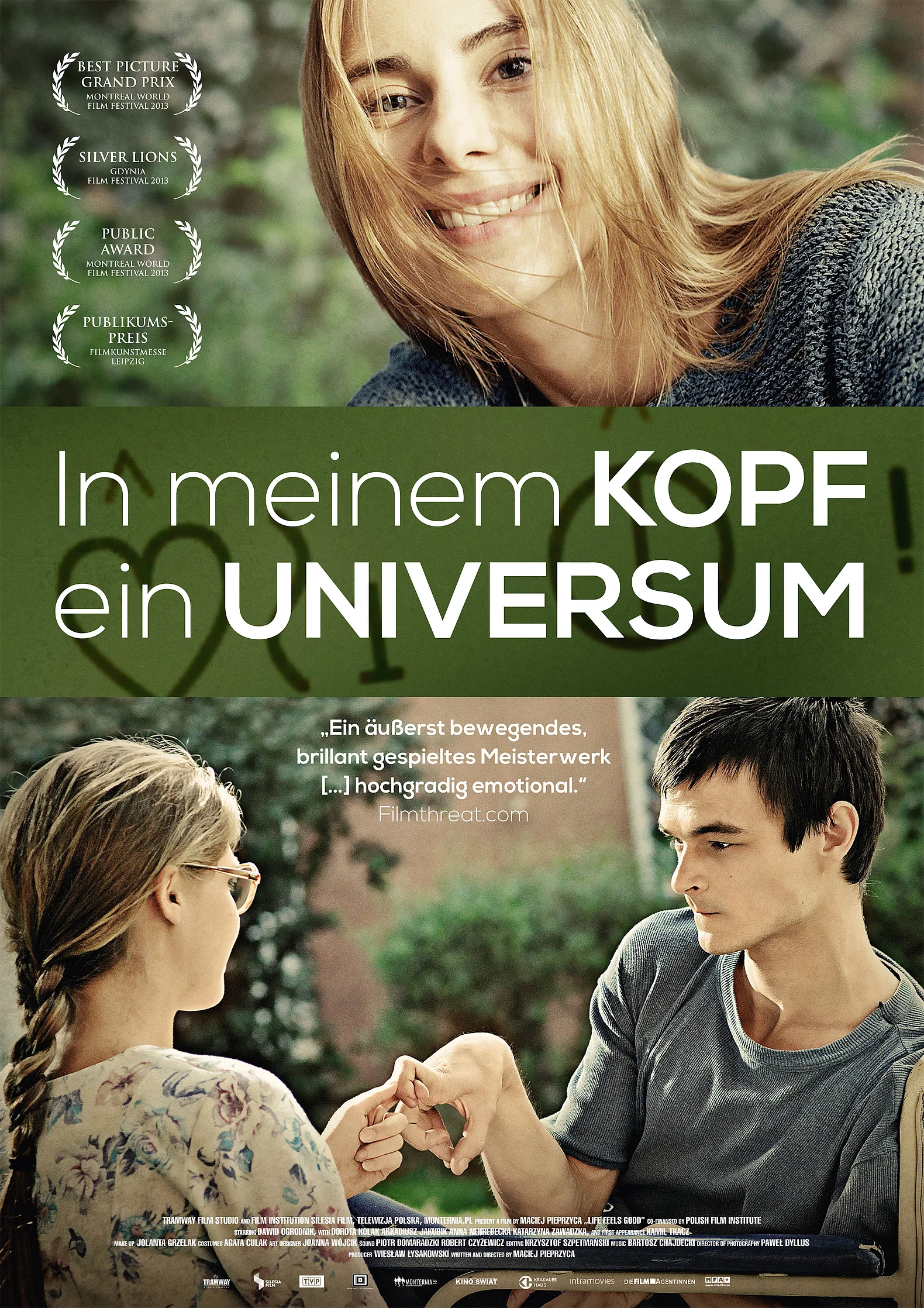 In der oberen H&auml;lfte des Bildes lacht eine blonde junge Frau in die Kamera. In der unteren H&auml;lfte ist ein zweites Bild, worauf man eine blonde Frau von hinten sieht, die die Hand von dem ihr gegen&uuml;bersitzenden Mann ber&uuml;hrt.