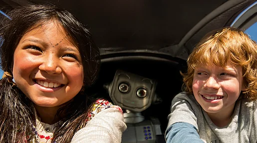Szenenbild: Robbi und seine Freundin vom Nordpol im Cockpit des Fliewatüüts, im Hintegrund Robbi