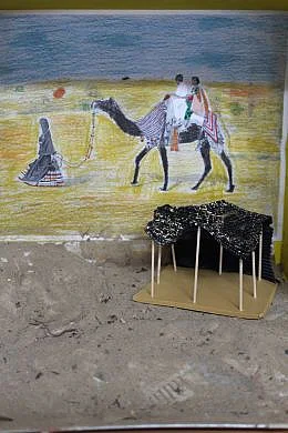 Schule am Bienwaldring zu Dhanak, Herstellung von Guckk&auml;sten
