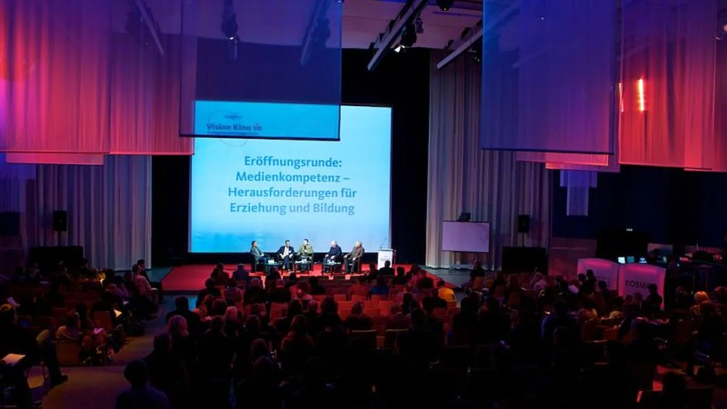 Bild von der Er&ouml;ffnungsrunde im gro&szlig;en Saal des Kosmos, Berlin