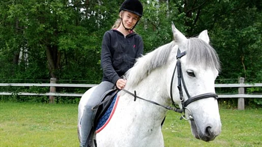 Szenenbild: Klara auf einem weißen Schimmel