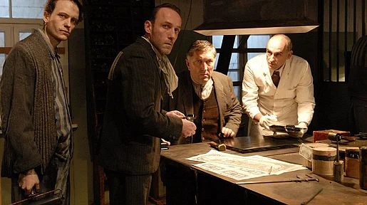 Szenenbild: In der Fälscherwerkstatt