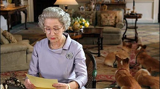 Szenenbild: Helen Mirren als die Queen einen Brief lesend
