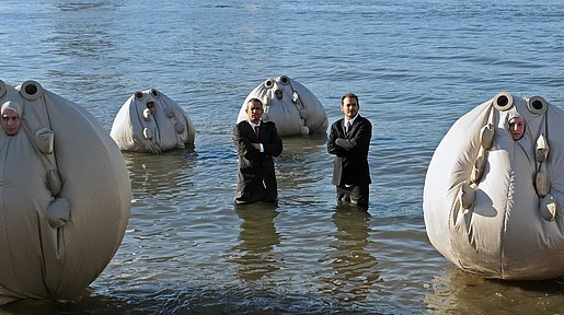 Andy Bichlbaum und Mike Bonnano, die Yes Men, stehen für eine Aktion bis zu den Oberschenlkeln im Wasser. 