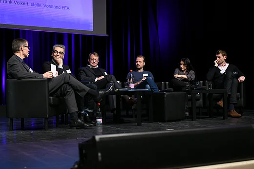 Teilnehmende des Podiums III auf der schwarzen B&uuml;hne des Kaisersaals