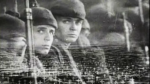 Junge Soldaten. Das Bild wird überlagert durch einen Soldatenfriedhof.  