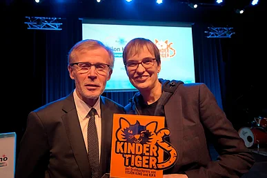 Frank V&ouml;lkert, Stellvertretender Vorstand der FFA, und Natja Brunckhorst, Gewinnerin des Kindertiger