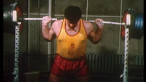Szenenbild: Ein Sportler beim Gewichte heben