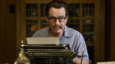 Szenenbild: Trumbo hinter seiner Schreibmaschine sitzend