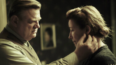 Szenenbild: Brendan Gleeson als Otto Quangel fasst seiner Frau Anna (Emma Thompson) zärtlich an den Hals