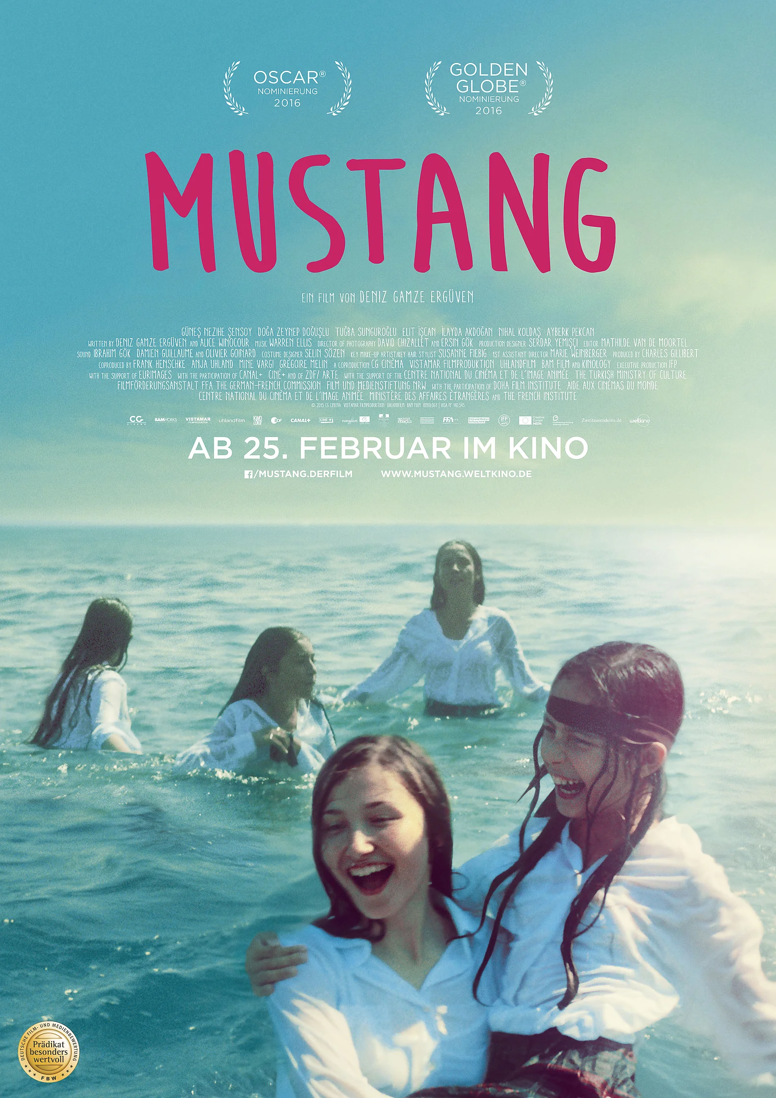 Auf dem Filmplakat sind f&uuml;nf M&auml;dchen in wei&szlig;en Oberteilen abgebildet, die lachend im Meer baden. 
