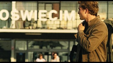Szenenbild: Der Protagonist vor dem Bahnhof Oswiecim