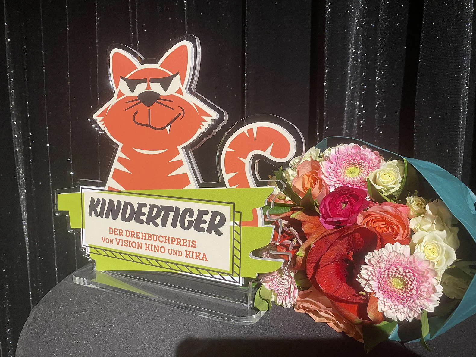Bild des Preispokals mit einem Blumenstrau&szlig;