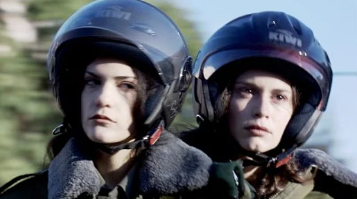 Szenenbild: die beiden Frauen mit Motorradhelmen