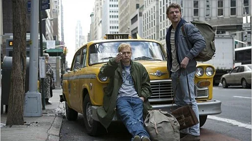 Szenenbild: Tom und Veit vor einem gelben Auto