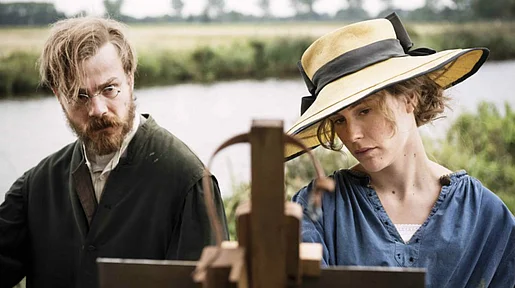 Szenenbild: Paula und Otto Modersohn hinter einer Staffelei im Freien, im Hintergrund der Fluss Hamme