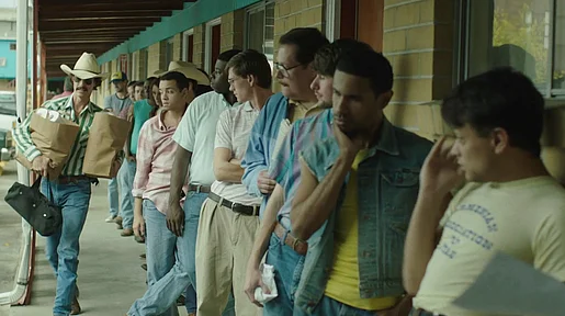 Szenenbild: Warteschlange vor dem Dallas Buyers Club