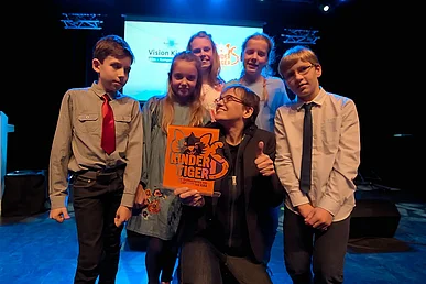 Kindertiger-Gewinner Natja Brunckhorst umringt von der Kinderjury