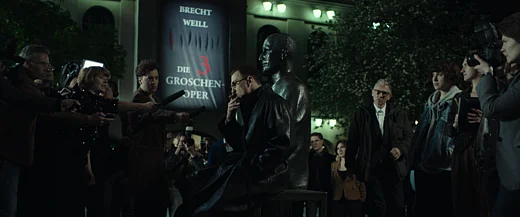 Film-Brecht neben der Brecht-Skulptur vor dem Berliner Ensemble in der Gegenwart