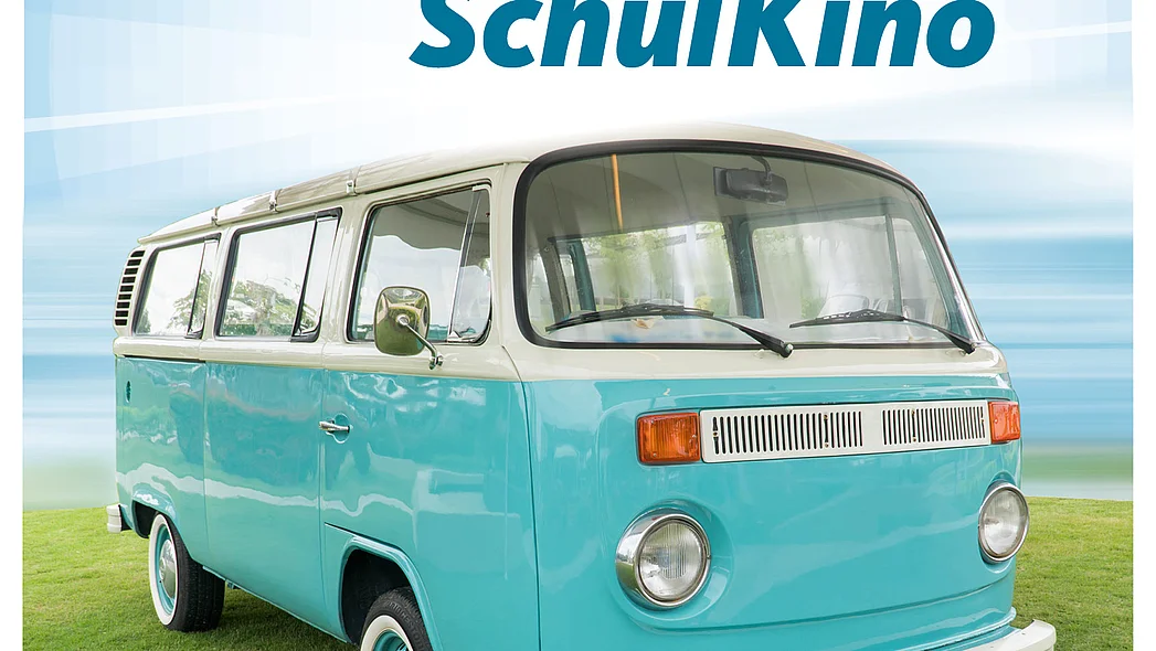 ein Bulli mit der Überschrift Mobiles Schulkino