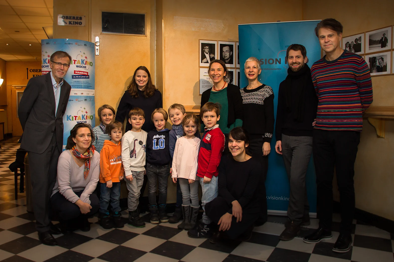 Gruppenbild mit Kindern und den Projektf&ouml;rderern der KitaKinoWoche Hamburg