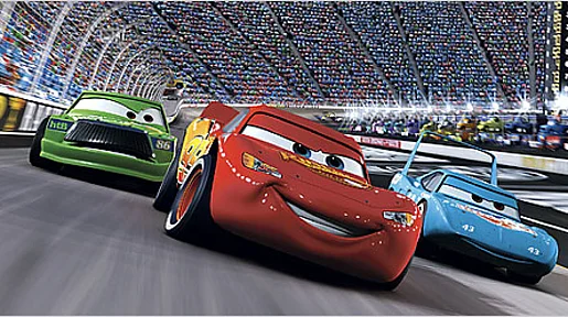 Szenenbild: Lightning McQueen im Rennen mit einem hellblauen und grünen Auto