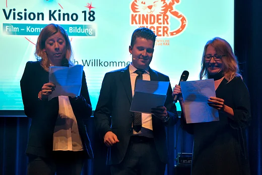 Produzentin Eva Holtmann, Moderator Tim Gailus und Drehbuchautorin Caroline Hecht lesen aus dem Drehbuch zu WENDY 2