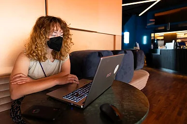 Frau hinter einem Laptop